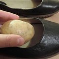 Šis patarimas pravers visiems: kodėl į batus verta įdėti bulvę