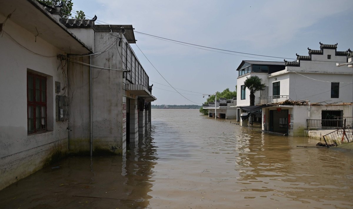 Kinijoje dėl Jangdzės potvynio milijonai žmonių turi palikti namus