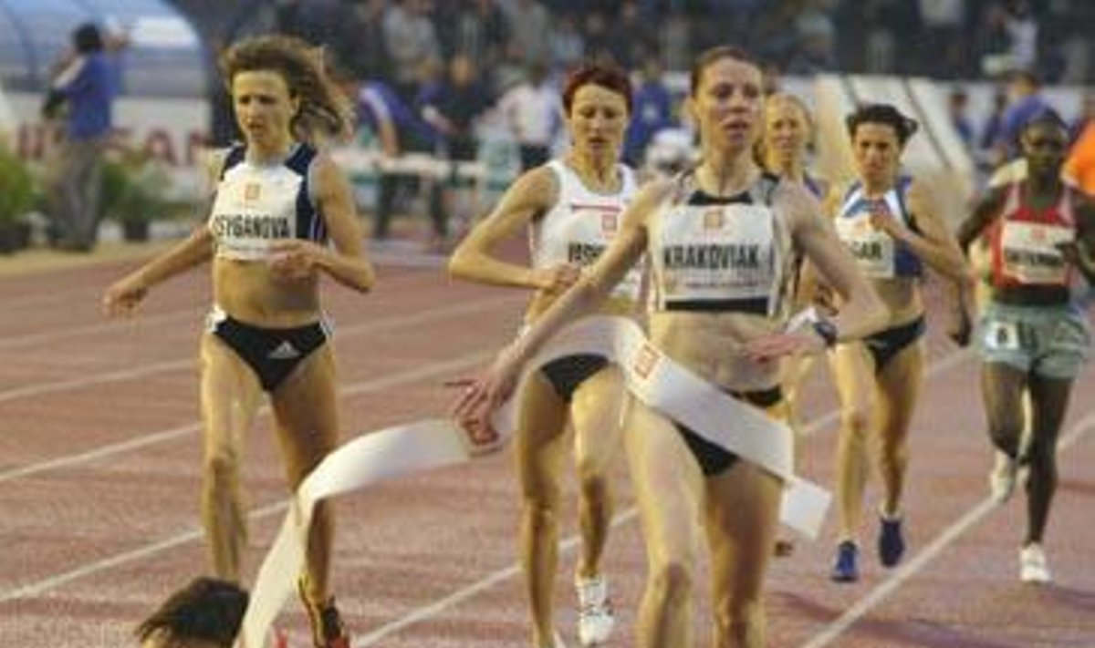 Irina Krakoviak nugalėjo 1000 metrų bėgimo varžybose Čekijoje, o antrąją vietą užėmusi Liliana Popescu po finišo suklupo