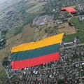 Ore giedamas himnas – ne riba: parašiutininkai išskleidė ir rekordinio dydžio trispalvę