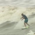 Įspūdingomis potvynio bangomis garsėjančioje Čiantango upėje siautėjo banglentininkai