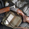 Miške Vilniaus rajone aptiktas šautuvas su šoviniais: draudžiami daiktai galimai išmesti iš automobilio