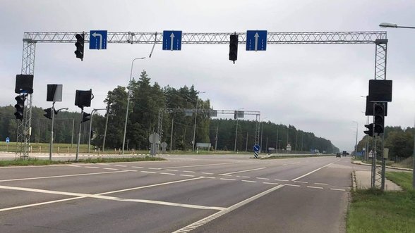 Kelyje šalia Jonavos įrengti šviesoforai – lyg butaforiniai: gyventojai baiminasi dėl saugumo