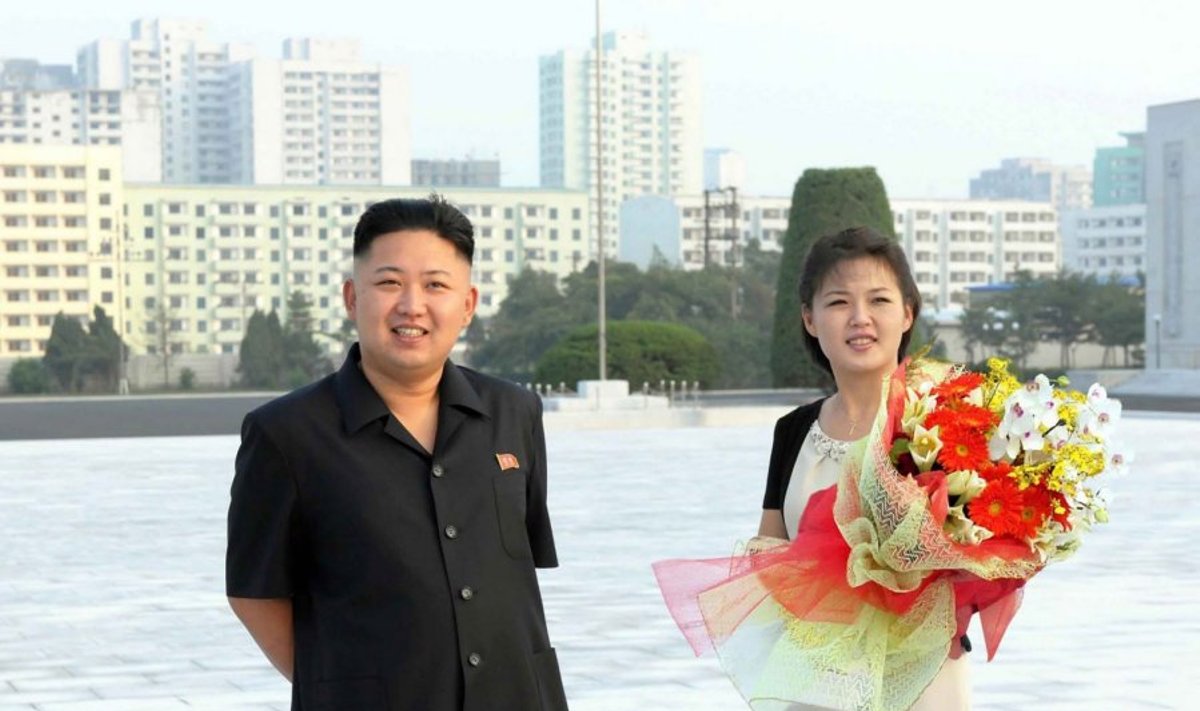 Kim Jong Unas (Kim Čen Unas) ir Ri Sol Ju (Ri Sul Džu) 