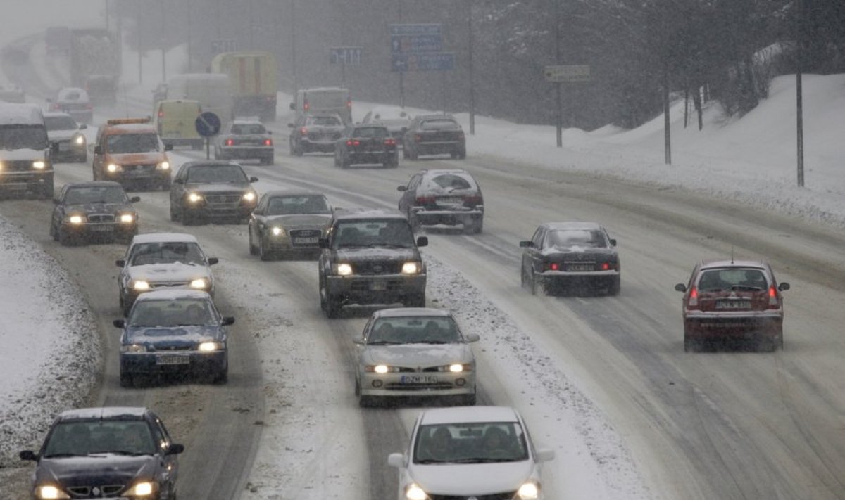 Sniegas ore ir ant kelio dangos sukelia  ne tik sudėtingas vairavimo sąlygas bet ir didesnį pasipriešinimą