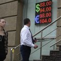 Panika Rusijos finansų rinkose: rusai skubėjo pirkti dolerių už 100 rublių