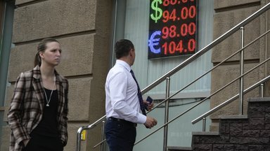 Panika Rusijos finansų rinkose: rusai skubėjo pirkti dolerių už 100 rublių