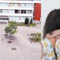 Sužinoję apie sužalotą dukrą tėvai nutarė netylėti: už uždarų mokyklos durų slepiamos baisios problemos