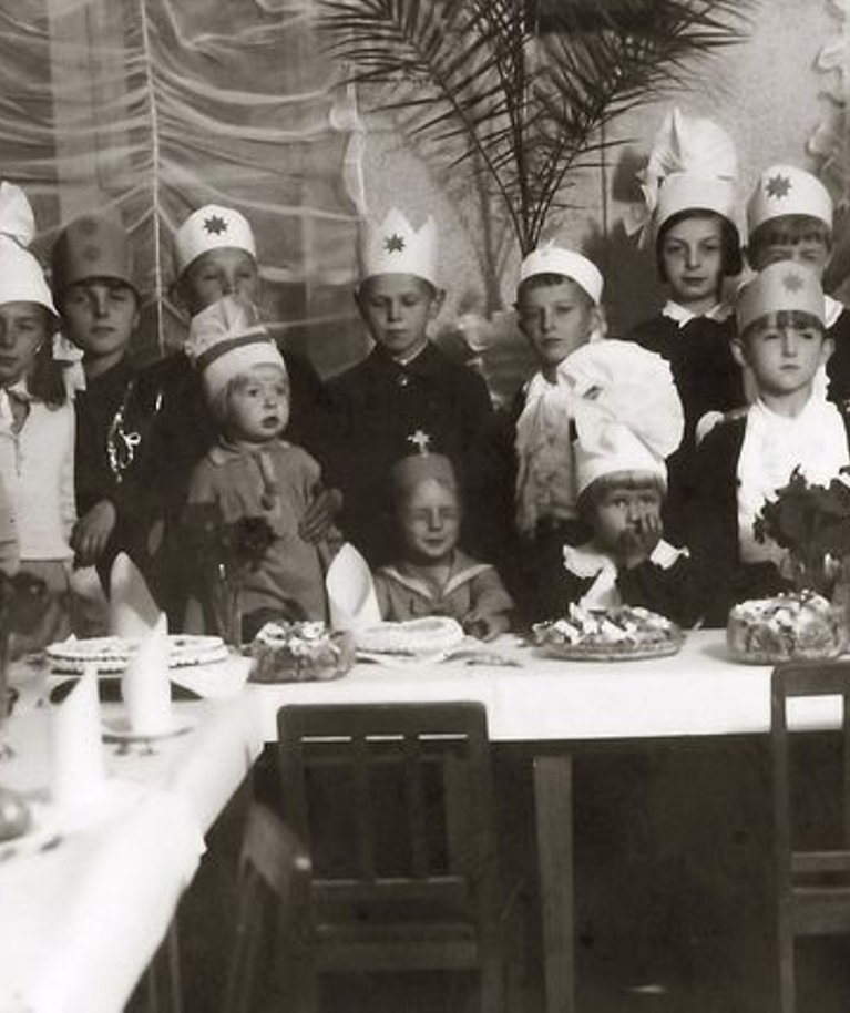 Vaikai prie Kalėdų stalo. Kėdainiai, 1934 m. gruodžio 25. A.Vaitkutės archyvas