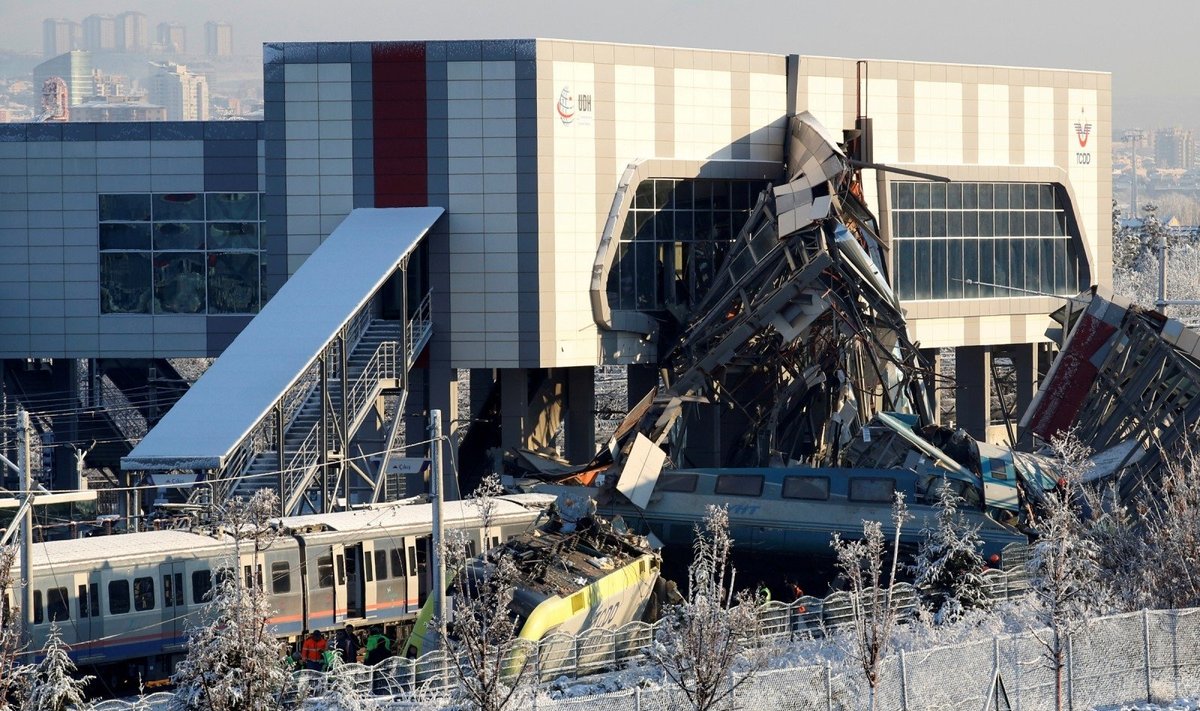 Traukinio avarijos Ankaroje aukų padaugėjo iki septynių