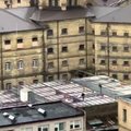 Vilniečių dėmesį patraukė Lukiškių kalėjime vykstantys darbai: ardomi kieme esantys stogeliai