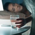 Gydytoja atsakė, ar sveika gerti vandenį prieš miegą ir kam geriau to nedaryti
