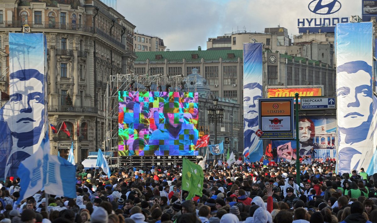 Maskvoje susirinko tūkstantinės Kremlių remiančio judėjimo "Naši" minios
