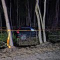 Naktį tarnybos skubėjo į avariją Vilniuje: „Volvo“ nuskriejo nuo kelio, o draugus palikęs vairuotojas pabėgo
