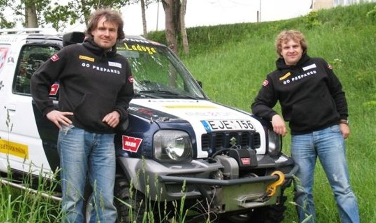 Šarūnas Paliokas ir Benediktas Vanagas su "Suzuki Jimmy"