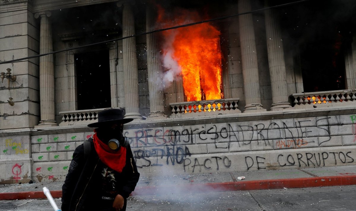 Gvatemalos sostinėje protestuotojai padegė dalį parlamento pastato