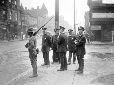 Policininkai ir karys Čikagos gatvėje 1919