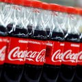 „Coca-Cola“ skelbė išeinanti iš Rusijos, bet jos platintojos darbuotojai gavo vadovo laišką: veiklą ten vykdysime kitu vardu