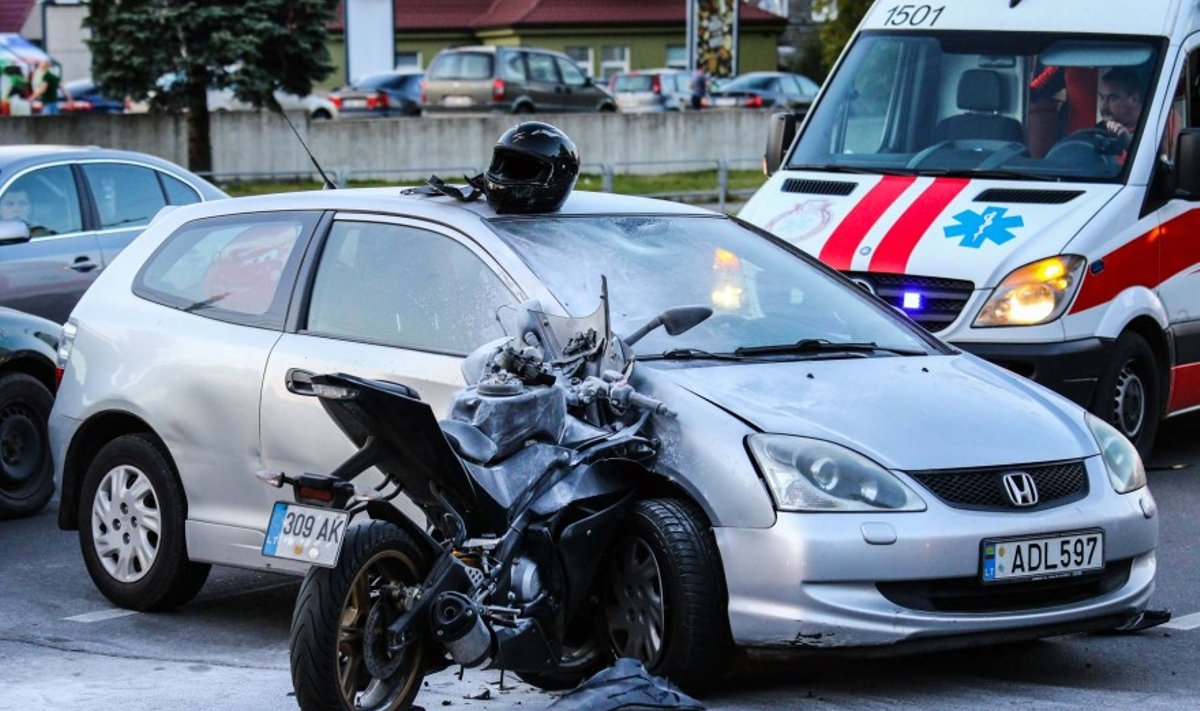 Šiurpi avarija: keleivė nuo smūgio nuskriejo, motociklo vairuotojas užsidegė