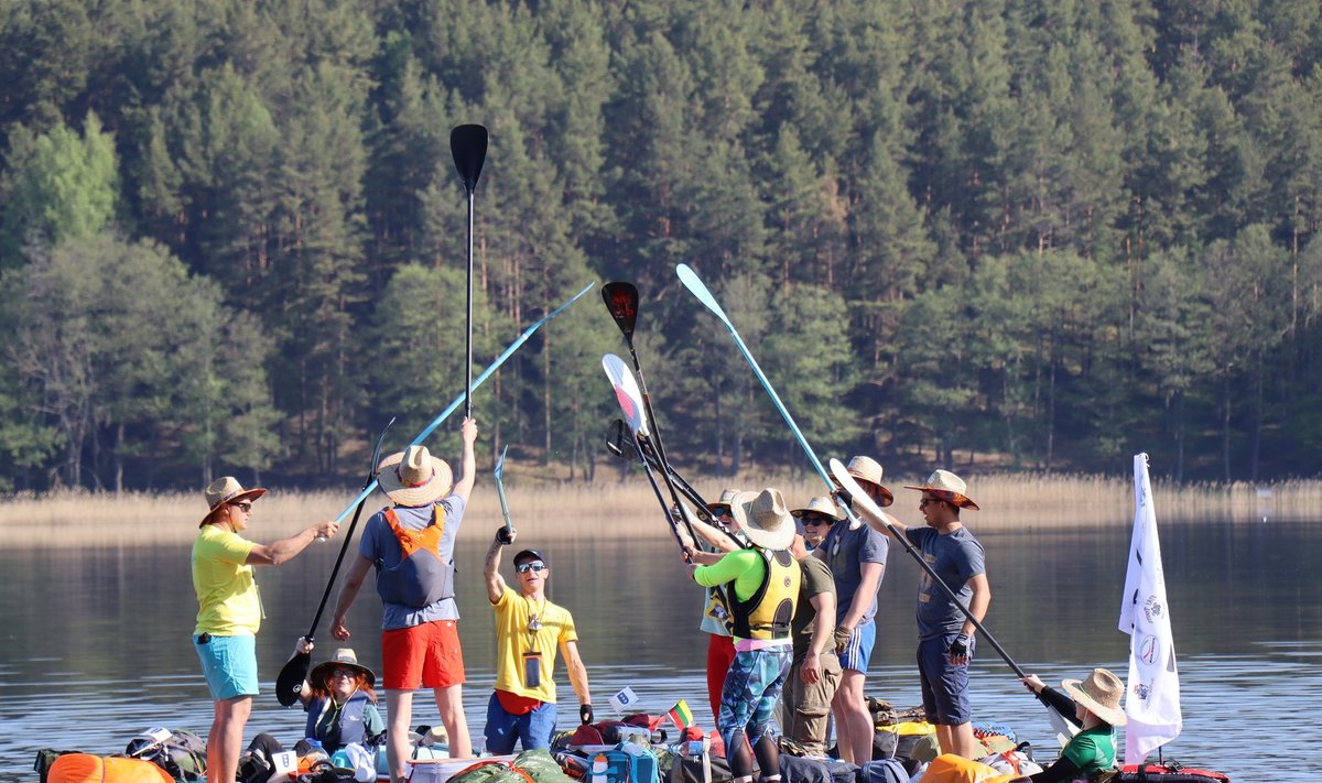 Iš Palūšės išlydėta grupė, irklentėmis ir baidarėmis plauksianti iki Nidos (Linos Kovalevskienės nuotr.)