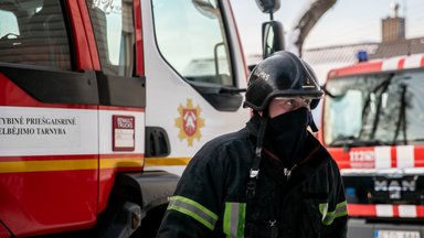 Kaune autoservise degė automobilis, nukentėjo darbuotojas