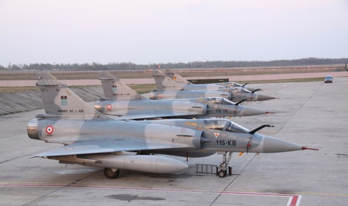 Prancūzijos karinių oro pajėgų naikintuvai "Mirage-2000"