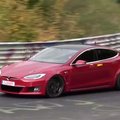 „Tesla“ sugrįžo į „Niurburgringą“ naujam rekordui – aiškėja kuo pasižymės naujieji „Model S“ ir „Roadster“