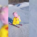 Ketverių metų mergaitė Kinijoje stebina genialiais slidinėjimo sugebėjimais
