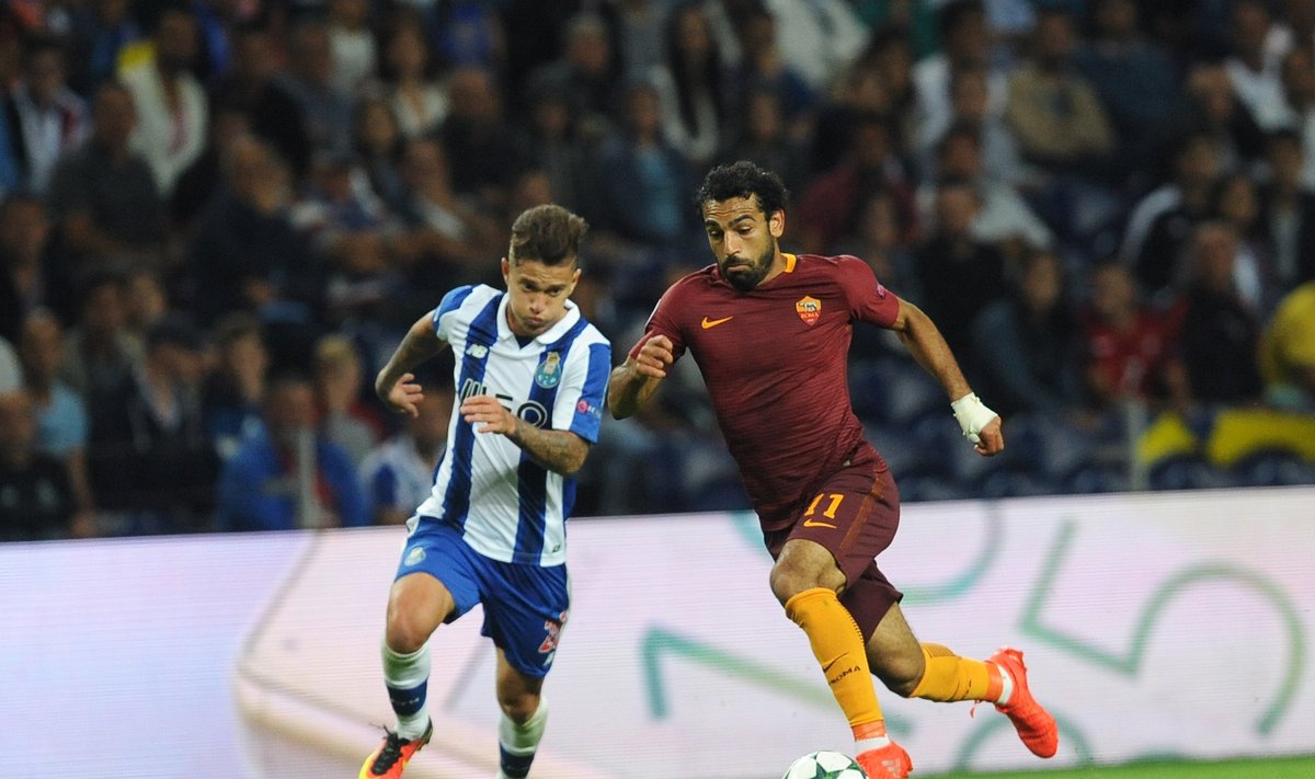 Otavio ("Porto", kairėje) kovoja su Mohamedu Salah ("Roma")