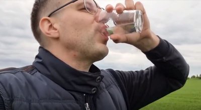 Ūkininkai geria melioracijos griovio vandenį