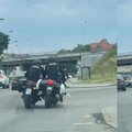 Internete kyla nepasitenkinimas užfiksuotu policijos pareigūnų incidentu: apgadino valdiškus motociklus ir pasišalino iš įvykio vietos?