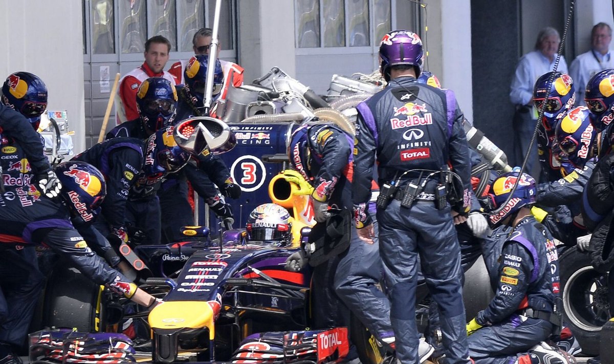 Sebastianas Vettelis mechanikų apsuptyje