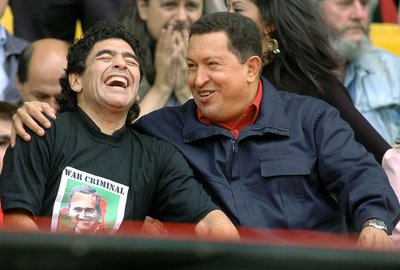 D. Maradona talkino Venesuelos lyderiui Hugo Chavez kovoje prieš JAV imperialistus. „Karo nusikaltėlis,“ – skelbia užrašas ant juodų marškinėlių, krauju aptaškyto JAV prezidento Dž. W. Bušo portreto / 2005 m. lapkričio 5 d.