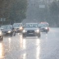 Kelyje paslysti galima ir vasarą: kaip saugiai važiuoti pilant lietui