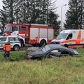 Vilniaus pakraštyje BMW nulaužė apšvietimo stulpą ir nuskrido į griovį, vairuotojas pabėgo