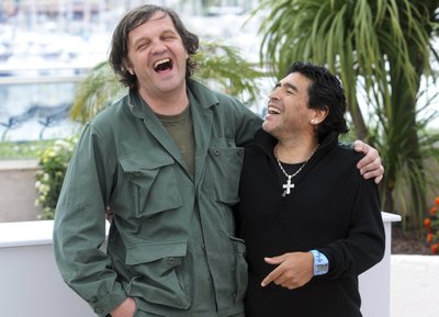 D. Maradona pozuoja fotokameroms Kanų filmų festivalyje, kur įvyko garsiojo serbų režisieriaus Emiro Kusturicos dokumentinio filmo „Maradona pagal Kusturicą“ premjera / 2008 m. gegužės 20 d.