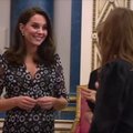 Kūdikio besilaukianti Kate Middleton Bakingamo rūmuose priėmė mados elitą