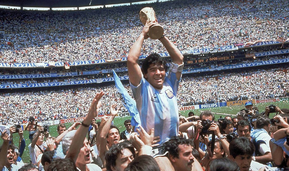 1986-ieji, Meksika. D. Maradonos rankose – Pasaulio taurės trofėjus. Atletas pelnė FIFA Auksinio kamuolio apdovanojimą, apžvalgininkai varžybas pavadino neprilygstamu „vieno žmogaus šou“ / 1986 m. birželio 29 d.