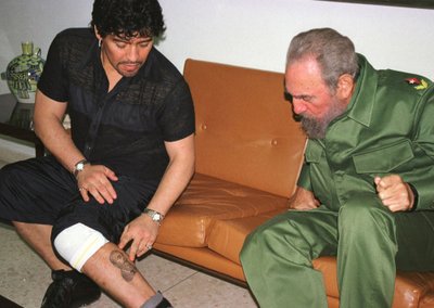 D. Maradona rodo bičiuliui Kubos diktatoriui Fideliui Castro ant blauzdos ištatuiruotą jo portretą / 2001 m. spalio 29 d.