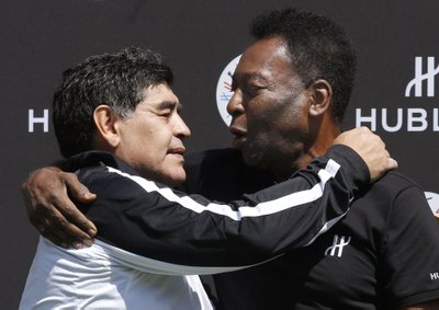 Šimtmečio geriausieji: D. Maradona ir Pelé 2016 m. Paryžiuje. „Myliu Tave, Diego, – rašė Pelé po jo mirties. – Kažkada žaisime futbolą danguje, vienoje komandoje.“ / 2016 m. birželio 9 d.