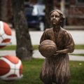 Butrimonyse atidengta skulptūra pasaulio krepšinio ikonai