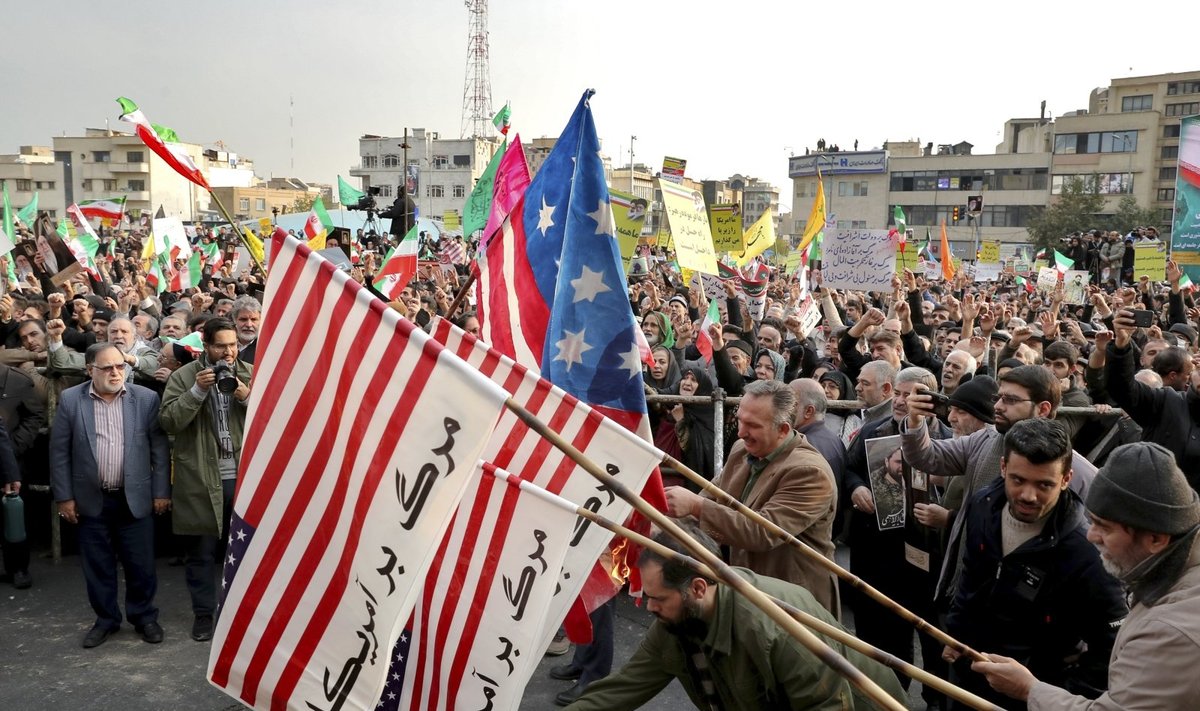 Irano vyriausybės šalininkai surengė masinę demonstraciją prieš „riaušininkus“