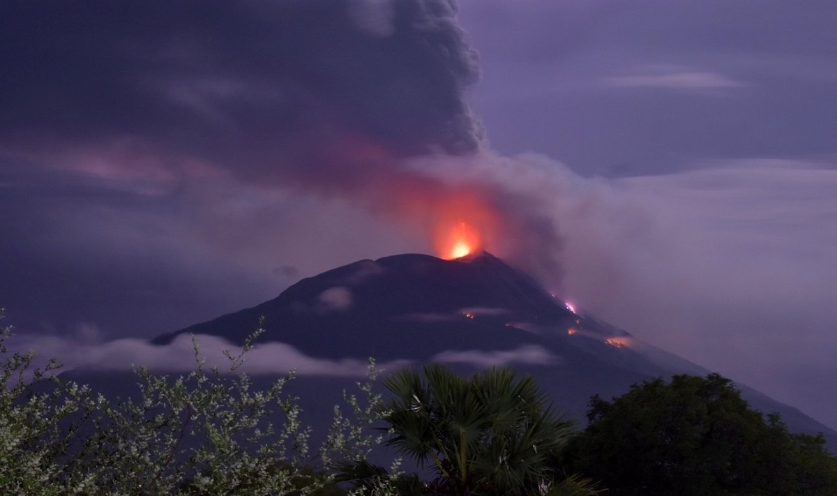 Indonezijoje išsiveržė Levotolo ugnikalnis