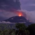 Indonezijoje išsiveržus Levotolo ugnikalniui evakuojasi tūkstančiai gyventojų