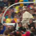 DELFI DIENOS užsienio apžvalga: popiežius „meldė Dievo atleidimo“ dėl vaikų išnaudojimo Airijoje