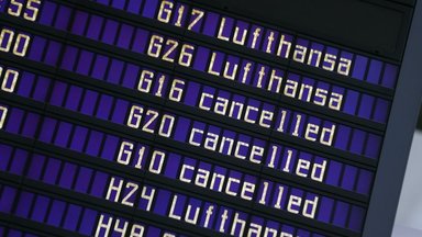 Vokietijos oro uostuose dėl streikų teko atšaukti šimtus skrydžių