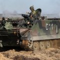 Lietuvos kariuomenės šarvuotis M 113 įveikinėja kliūčių ruožą