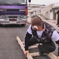 Galiūnas iš Gruzijos už ausies pavilko 8 tonų sunkvežimį