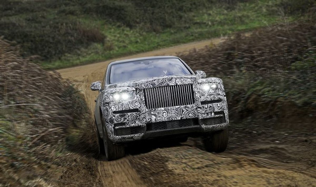 Užmaskuotas "Rolls-Royce Cullinan" 