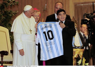 D. Maradona popiežiui Pranciškui įteikė Argentinos rinktinės marškinėlius su 10 numeriu ir ranka rašyta dedikacija. „Aš nuklydau nuo Bažnyčios, bet Pranciškus mane sugrąžino,“ – po audiencijos sakė sportininkas / 2014 m. rugsėjo 2 d.